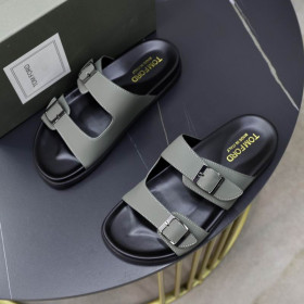 Tom Ford Men's Leather Flip Flops In Grey02