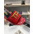 Slajd z Tom Ford logo w kształcie Krokodyla o długości 4,5 cm Czerwony