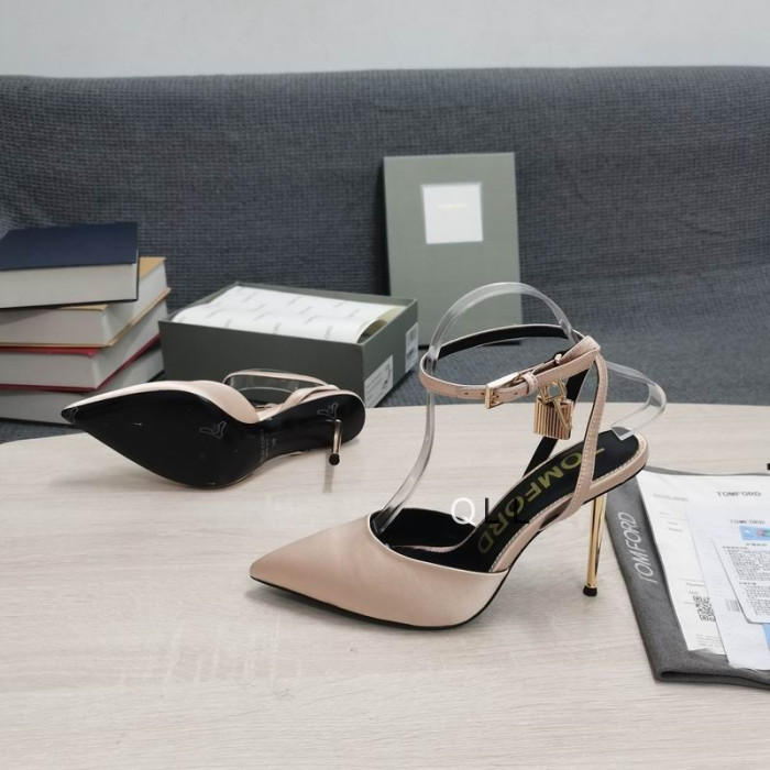 Tom Ford Laminado En Cuero Nappa Con Candado Dedo Del Pie En Punta De Bombas En El Desnudo