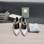 Tom Ford De Cuero De Cadena De Metal Puntiagudos Zapatos De Tacón Alto En Color Blanco